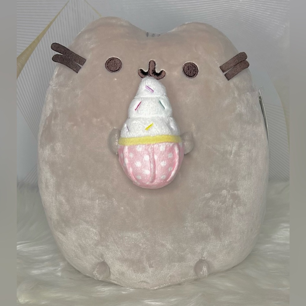 Pusheen with Cupcake 9” NWT